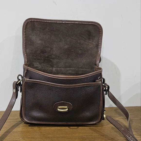 Elegant Brown Leather Shoulder Bag - Picture 12 of 16